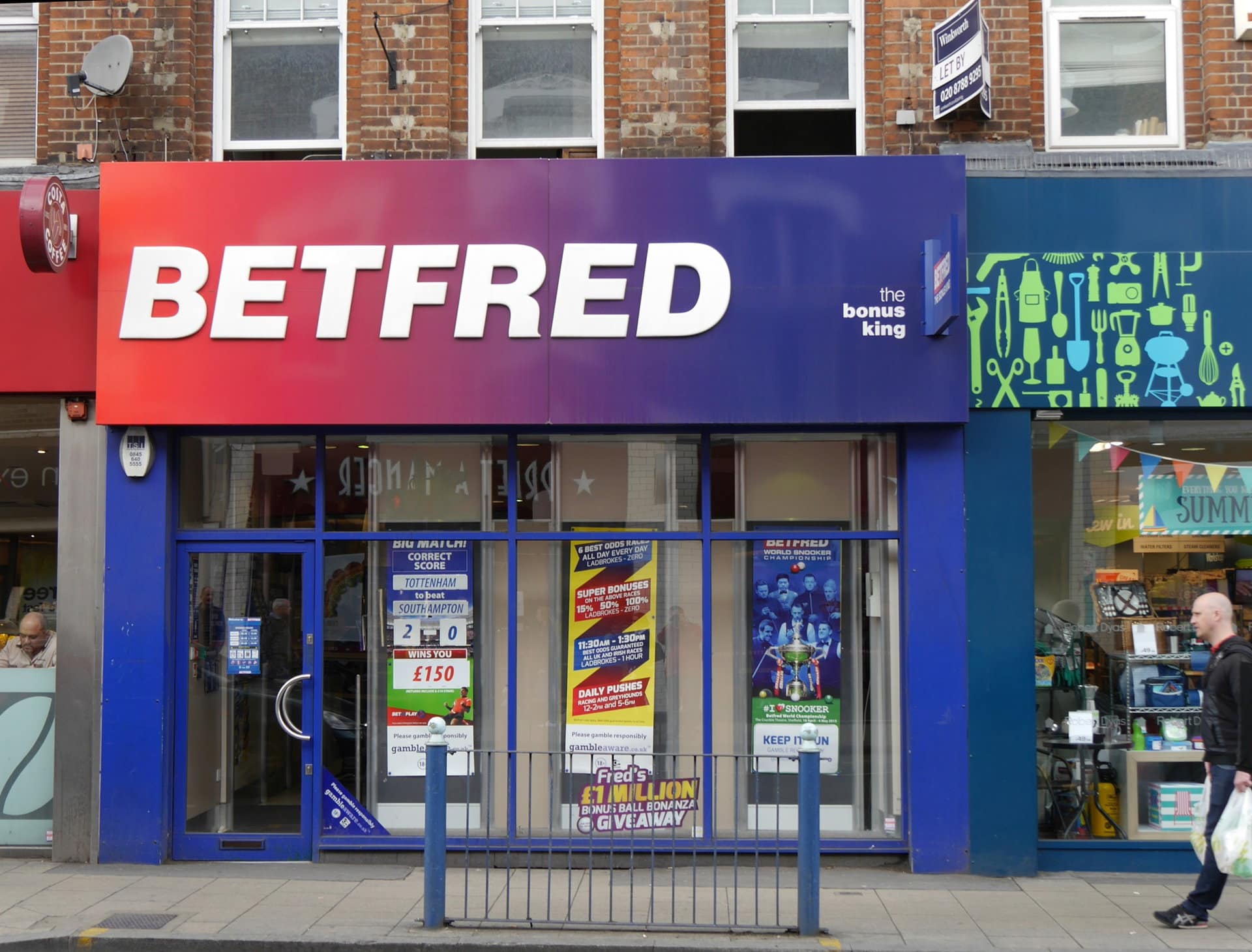 Regno Unito, Betfred chiude 132 punti vendita e taglia oltre 600 posti. L’allarme del BGC: “Questo è il vero costo degli aumenti fiscali”